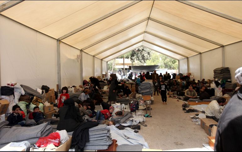 Civiles evacuados de Guta Oriental permanecen en un centro de acogida temporal en Adra, Damasco. EFE/Y. Badawi
