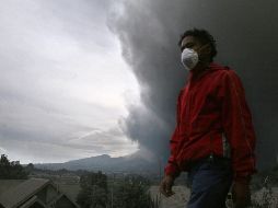 Familias que viven en las laderas del volcán tuvieron que ser evacuadas por el efecto del gas. AFP/ARCHIVO