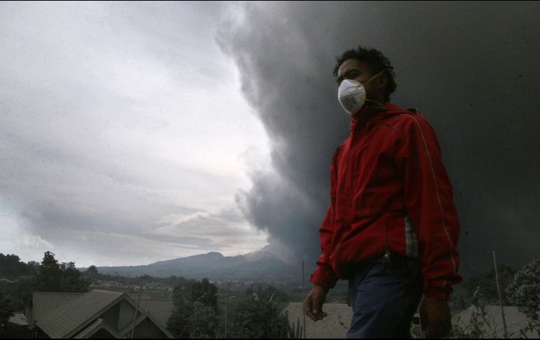 Familias que viven en las laderas del volcán tuvieron que ser evacuadas por el efecto del gas. AFP/ARCHIVO