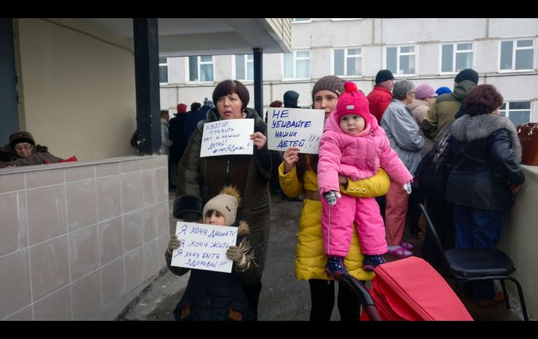 Las familias se manifestaron frente al hospital donde fueron atendidos los niños. AFP/M. Popov