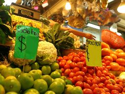 La carestía obedece al aumento en el precio del limón, jitomate y transporte aéreo, contrarrestada por la disminución en el costo de algunos productos como cebolla y gas doméstico LP. EL INFORMADOR / ARCHIVO