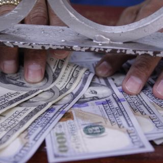 Dólar se vende hasta en 18.38 pesos en bancos capitalinos