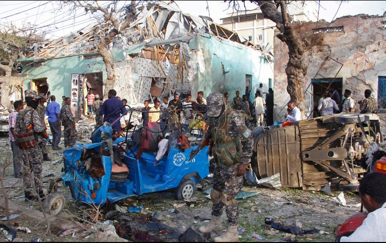 La zona donde se registró la explosión de un coche bomba en Mogadiscio, Somalia. Se reportan al menos 14 muertos y 10 heridos. AP/F. Abdi Warsameh
