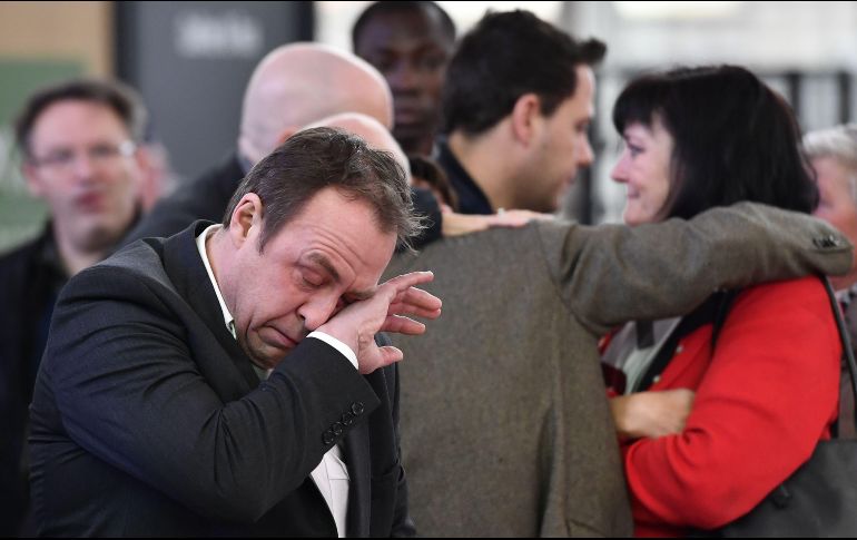 Personas reaccionan al reunirse en el aeropuerto de Bruselas, Bélgica, para conmemorar el aniversario de los ataques terroristas de hace dos años, que dejaron 32 muertos. AFP/Belga/D. Waem