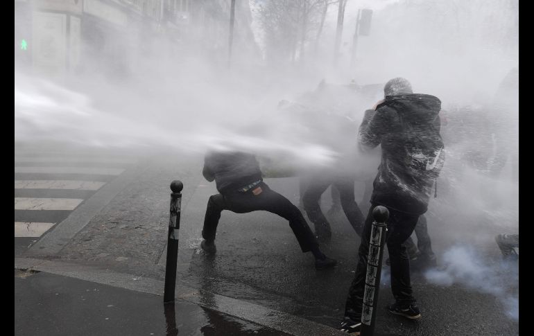 Aunque la protesta parisina fue mayoritariamente pacífica, algunos grupos de encapuchados se enfrentaron a pedradas con las fuerzas del orden, que replicaron con cañones de agua y gases lacrimógenos.