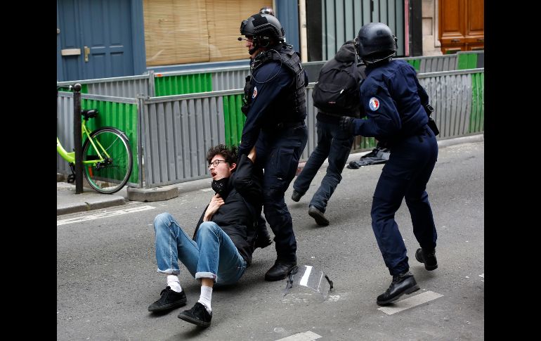 Policías detienen a un manifestante en París.