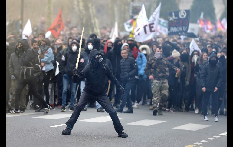 Manifestantes se enfrentan con policías en Nantes. Se registraron al menos 180 manifestaciones por todo el país.