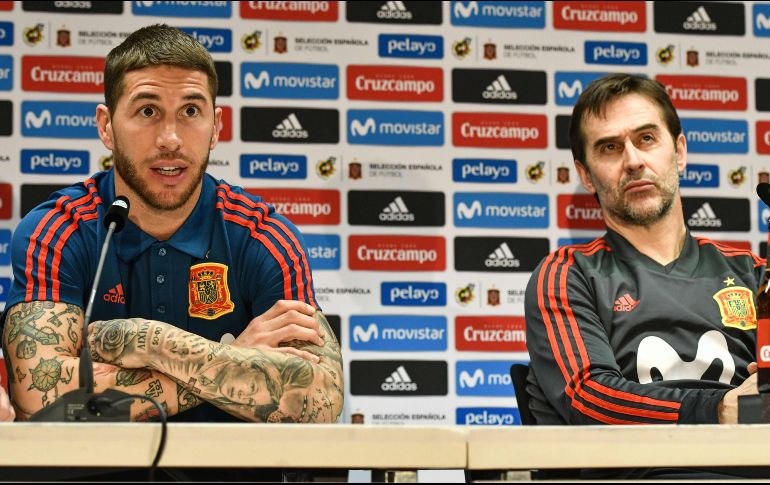 Ramos (I) no niega que España es uno de los equipos favoritos para coronarse campeón en Rusia. AFP/P. Stollarz
