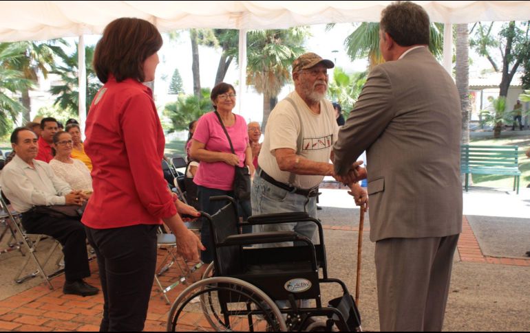 Se otorgaron 149 sillas de ruedas a ciudadanos en situación vulnerable.  Facebook /  @ijas.jalisco