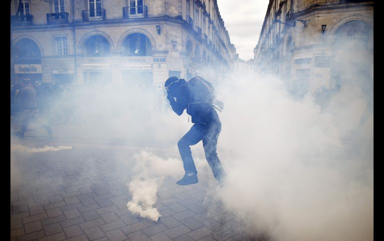 En Nantes también se reprimieron brotes de violencia con gas lacrimógeno y chorros de agua. AFP/J. Evrard