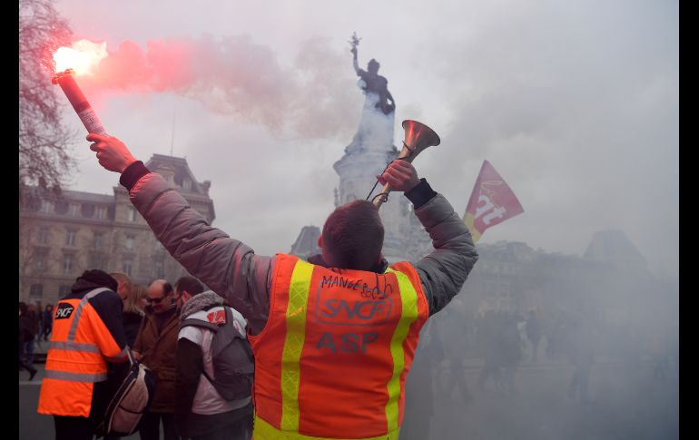 Un trabajador del sector ferroviario en una concentración en la plaza de la República en París. Siete sindicatos de funcionarios llamaron a una jornada de huelga. AFP/A. Jocard