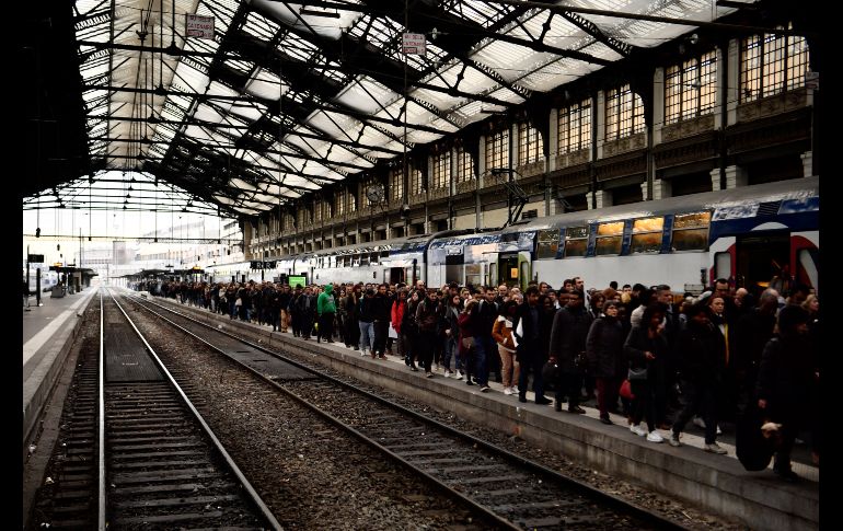 En el sector ferroviario, el 35% de los trabajadores respaldó la huelga, provocando la suspensión de numerosos trayectos de tren. Pasajeros en la estación Lyon de París. AFP/C. Simon