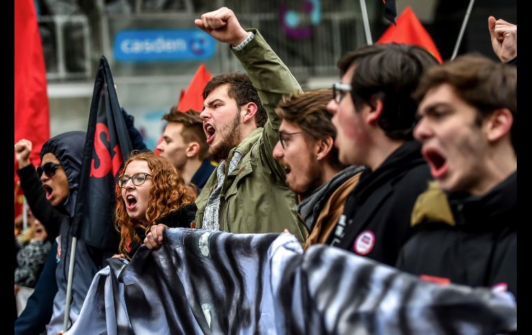 Jóvenes marchan en Lille. Las protestas reunieron a unas 400 mil personas por todo el país. AFP/P. Huguen