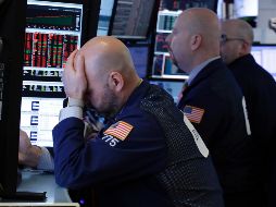 El Dow Jones se dejó 724.42 puntos y perdió la barrera de las 24 mil unidades, hasta 23 mil 957.89 enteros. AP / R. Drew