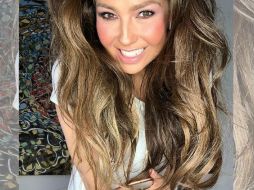 Thalía posó sobre una cama donde dejó al descubierto su abdomen. INSTAGRAM / thalia