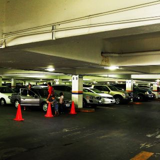 Proponen dos horas gratis de estacionamiento en centros comerciales