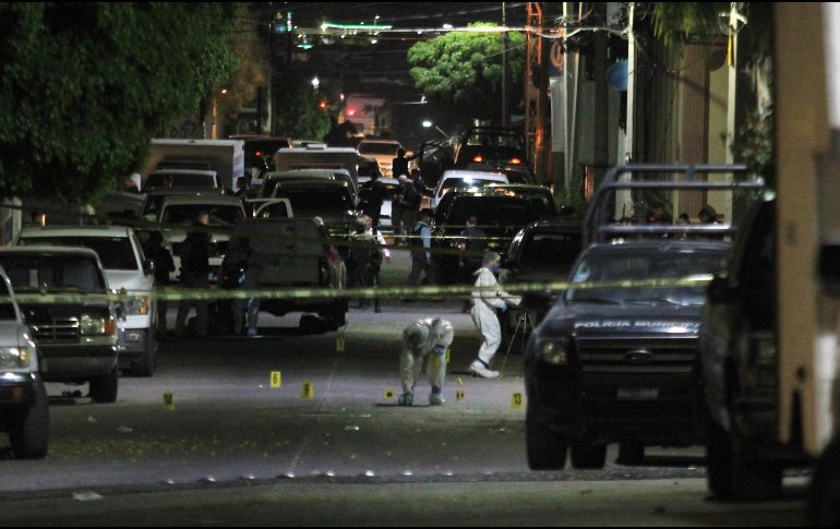 Peritos forenses recogen información tras un ataque por parte de un grupo armado al interior de un lugar donde se celebraban peleas de gallos en Purísima del Rincón, Guanajuato. Ocho personas resultaron muertas y otras 11 heridas. EFE/M. Armas
