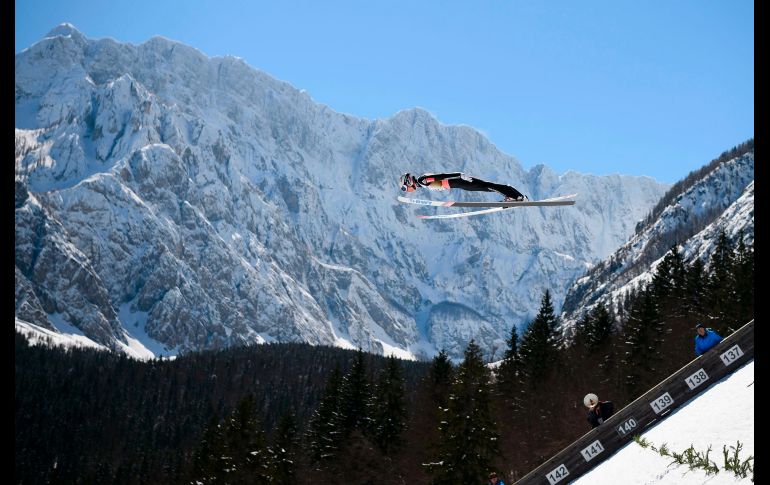 El noruego Johann Andre Forfang salta en una sesión de práctica de la Copa Mundial de Salto de Esquí en Planica, Eslovenia. AFP/J. Makovec