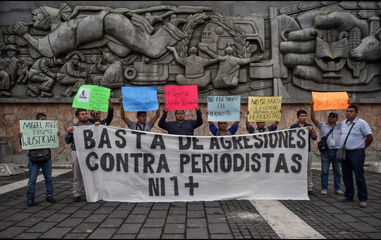 Reporteros, fotógrafos y comunicadores salieron a las calles a exigir que se investigue a fondo el homicidio de Leobardo Vázquez Atzin. AFP/V. Razo