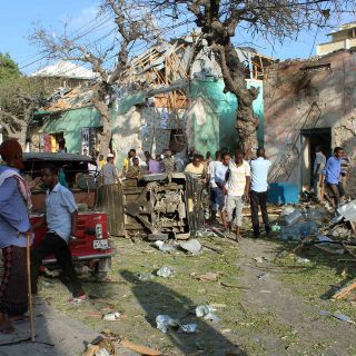 Ataque con coche-bomba deja al menos 18 muertos