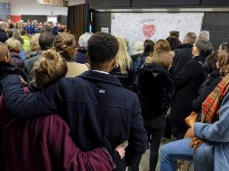 Algunas víctimas y familiares participaron en un acto conmemorativo en la estación de metro de Maelbeek. EFE/O. Hoslet