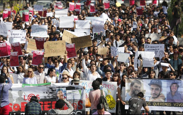 Alumnos de la Universidad de Medios Audiovisuales CAAV marcharon para exigir la localización de sus tres compañeros. EL INFORMADOR/G. Gallo
