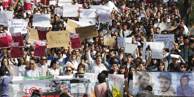 Hallan a estudiante; buscan a otros cuatro