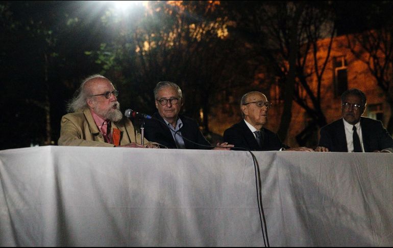 Fernando González Gortázar, en la esquina, con otros panelistas durante el homenaje. EL INFORMADOR/M. Vargas