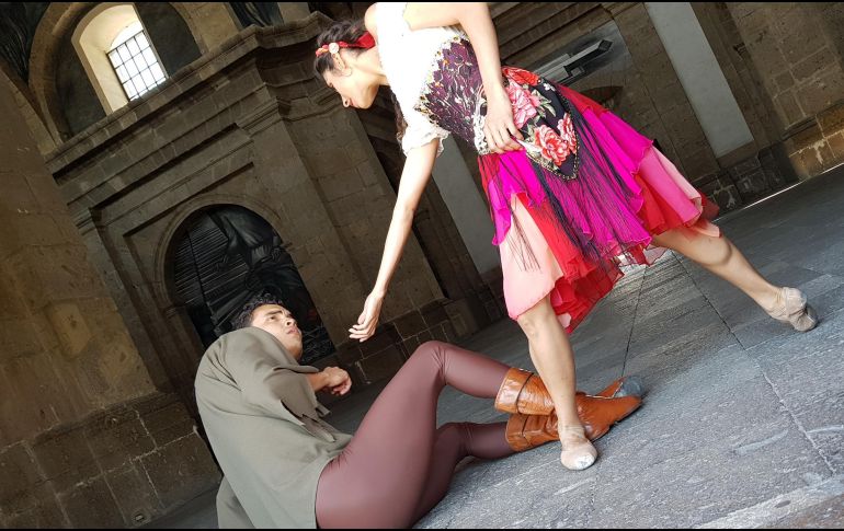 Carlo Bravo (El Jorobado) y Erika Aguirre (Esmeralda) forman parte del grupo de actores de la obra “El Jorobado de Nuestra Señora de París”. EL INFORMADOR/M. Castillo