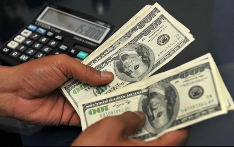 Para este viernes, Banco Base prevé que el tipo de cambio se cotice entre 18.45 y 18.70 pesos por dólar en cotizaciones interbancarias a la venta. AFP / ARCHIVO