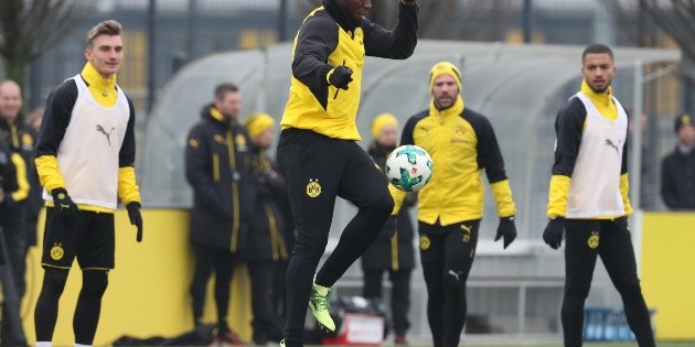 Usain Bolt deleita a aficionados en prácticas con el Dortmund