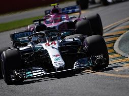 Hamilton se muestra satisfecho con su auto. 