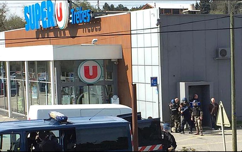 Policías vigilan en un supermercado en Trebes, Francia, donde un hombre tomó rehenes y mató a tres personas antes de ser abatido por la policía. AP/Newsflare/Tarbouriech Roseline