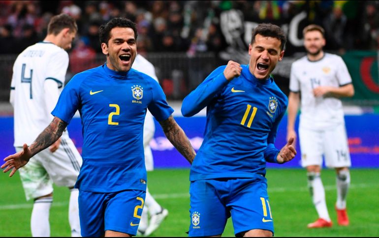 Dani Alves (I) y Coutinho (D) celebran el segundo gol brasileño. AP/A. Nemenov