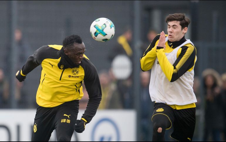 Bolt cabecea en el entrenamiento con el Dortmund.