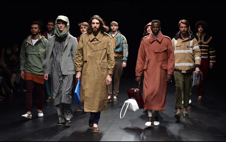 Modelos desfilan en la pasarela de la marca Theatre Products, en la Semana de la Moda en Tokio. AFP/K. Nogi