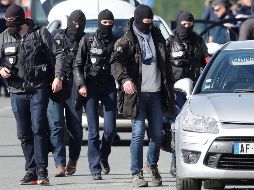 Elementos de la gendarmería francesa llegan al supermecado donde se realizó el atentado. EFE / G. Horcajuelo