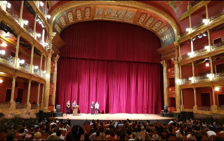 En el Teatro Degollado, sede de la entrega del reconocimiento en su octava edición, el Grupo Bravísimo realizó un número en el escenario, con malabares y monociclo. EL INFORMADOR / J. Pérez