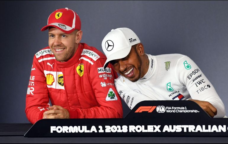 Vettel señaló que la ''pole position'' obtenida por Hamilton se debía a la velocidad que le había dado su ''modo fiesta'' pero el inglés dijo que sólo esperaba una gran vuelta para ''borrarle la sonrisa de la cara''. AFP / W. West