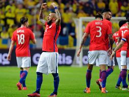Arturo Vidal (segundo de izquierda a derecha) celebra tras anotar el primer gol de Chile. AP/J. Gow