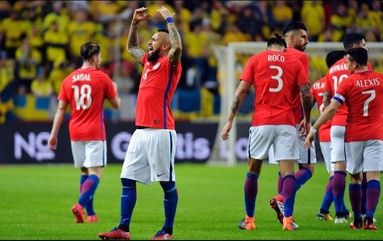 Arturo Vidal (segundo de izquierda a derecha) celebra tras anotar el primer gol de Chile. AP/J. Gow