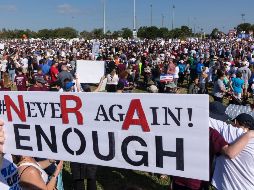 El movimiento estudiantil por el control de armas exige la elevación de la edad mínima para comprar rifles de los 18 a los 21 años y el establecimiento de un sistema universal de revisión de antecedentes criminales. EFE/ C. Herrera