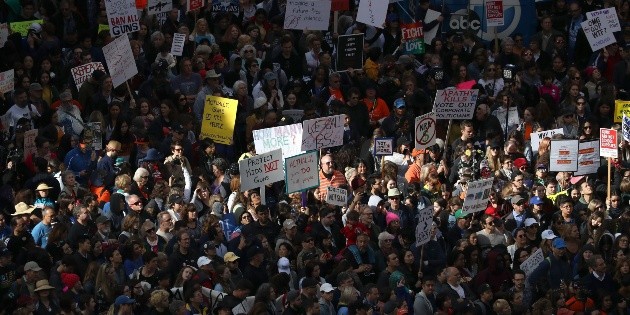 Miles marchan en California en demanda de control de armas