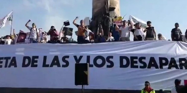 Renombran "Glorieta de los Desaparecidos"; miles se suman a marcha