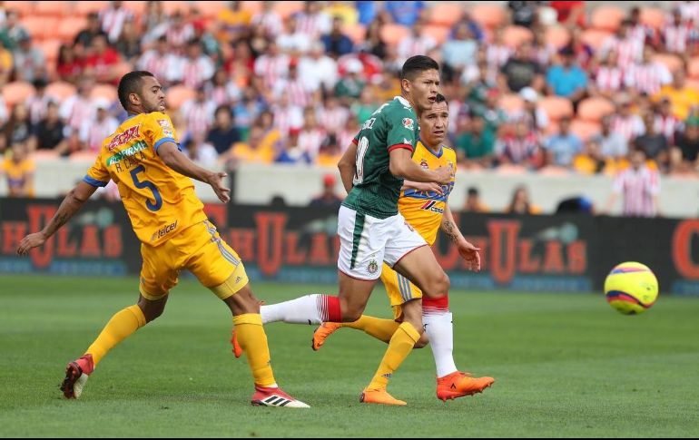 Jesús Godínez (C) jugó de inicio para el Rebaño. TWITTER/@Chivas