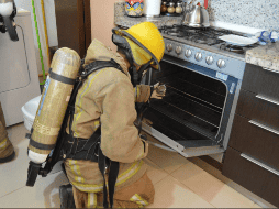 Bomberos y peritos de la Dirección de Servicios Periciales realizaron una inspección física a la instalación de gas de la habitación, por lo que será este organismo quien emitirá un informe técnico. TWITTER/ @FGEQuintanaRoo