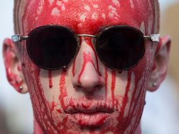 March For Our Lives in Washington DC - MRX10. Washington (United States), 24/03/2018.- A young man has fake blood all over him while attending the March For Our Lives on Pennsylvania Avenue in Washington, DC, USA, 24 March 2018. March For Our Lives was organized in response to the 14 February shooting at Marjory Stoneman Douglas High School in Parkland, Florida. The student activists demand that their lives and safety become a priority, and an end to gun violence and mass shootings in schools. (Estados Unidos) EFE/EPA/MICHAEL REYNOLDS March For Our Lives in Washington DC