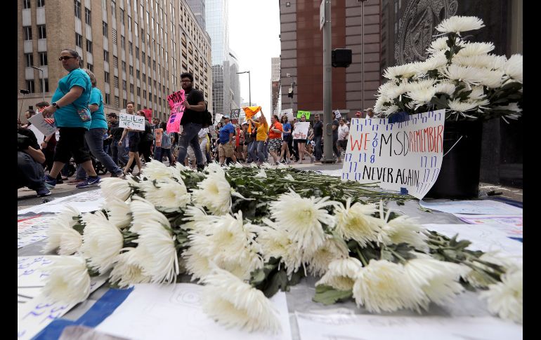 En la protesta de Houston, fue colocada una ofrenda floral en memoria de las víctimas de tiroteos en centros escolares de Estados Unidos. AP / D. J. Phillip