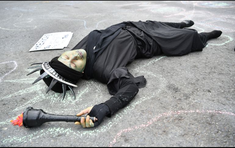 Algunos participantes vistieron peculiares atuendos como éste de la Estatua de la Libertad que permanece sobre el suelo en la marcha de San Francisco, California. AP / J. Edelson