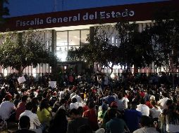 Al arribar a la Fiscalía, los asistentes se sentaron a las afueras de la dependencia a la espera de que la comitiva de familiares se reuniera con autoridades. EL INFORMADOR / M. Vargas